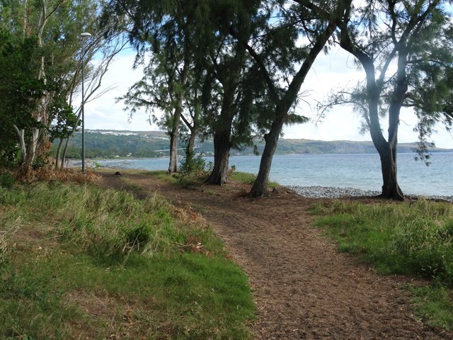 Le sentier longe plus loin la plage de galets