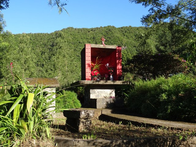 Petit détour vers un oratoire rouge abritant deux Vierges