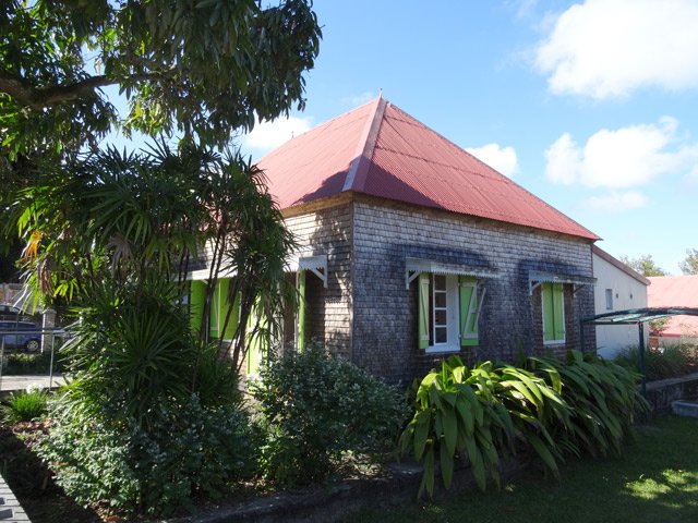 Il reste encore quelques cases aux murs recouverts de bardeaux