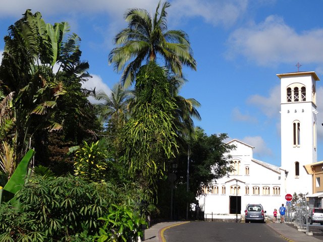 L'église Saint-Vincent de Paul en face du cinéma également décoré d'une croix