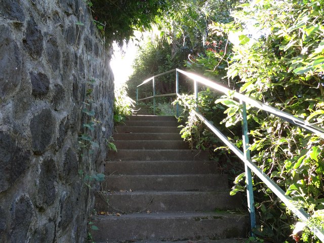L'escalier qui mène à la route Hubert Delisle à la fin de la Rue Fontaine