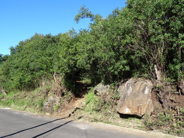 Le sentier qui évite de passer par les terrains de tennis
