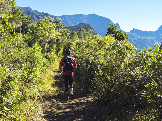Une partie plate du sentier avec vue sur le Grand Bénare