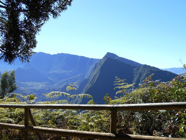 Le Dimitile depuis le sentier protégé en bordure de rempart