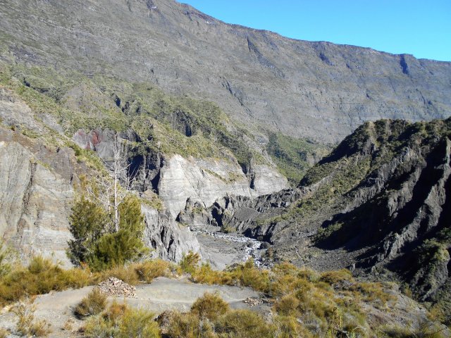 La vallée de la Rivière des Galets et le sentier qui la longe