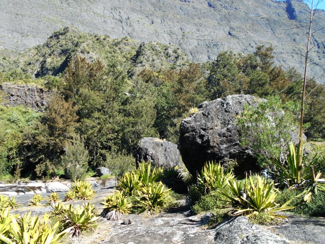 A l'arrivée, l'on comprend mieux pourquoi le lieu est nommé Trois Roches