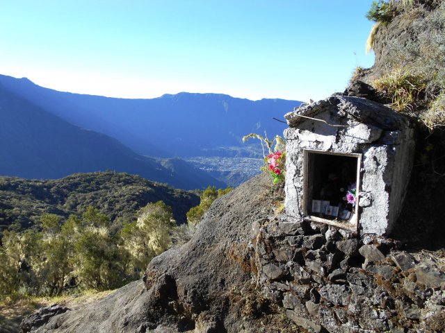 Toujours fleuri, l'oratoire du Taïbit vieillit lentement