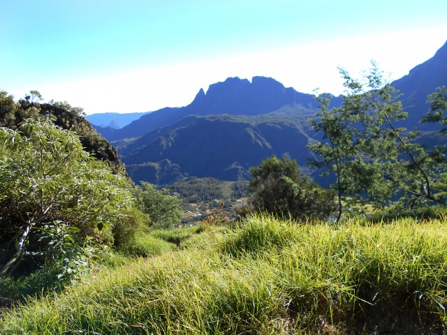 Les premiers points de vue sur Mafate en début de descente vers Marla