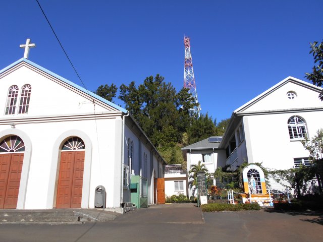 L'église du Plate cache une partie du chemin du Calvaire