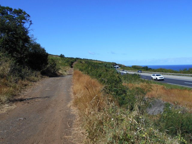 La piste terreuse le long de la Route des Tamarins