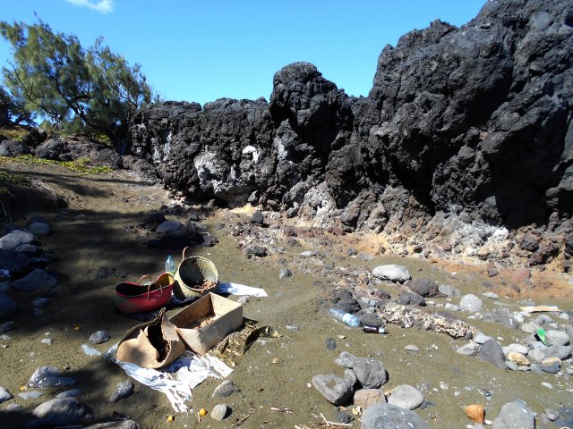 Le temple tamoul a été emporté mais les offrandes sont toujours aussi nombreuses