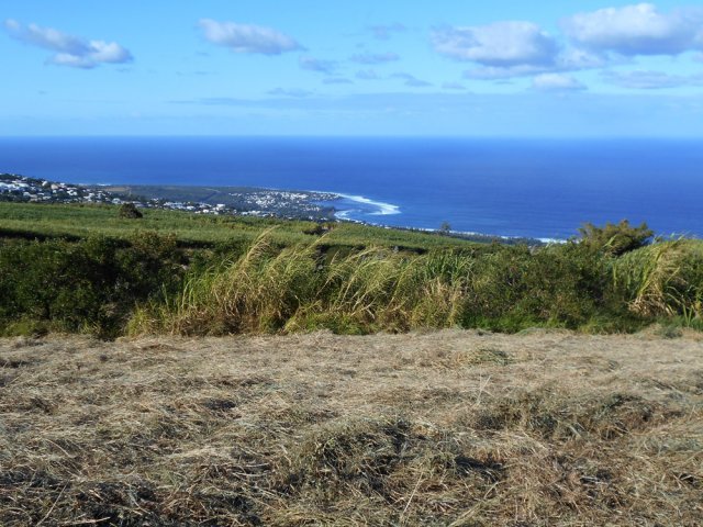 Beau point de vue sur Etang Salé durant la montée