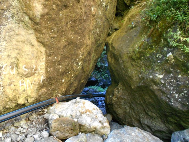 Le passage sous le rocher après la traversée des gorges de Cap Blanc