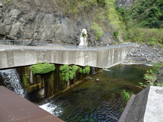 Au barrage, on peut traverser en amont comme en aval sans mouiller les pieds