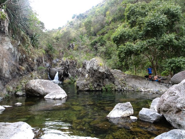 Préparatifs à la baignade près des trois cascades du Bassin Bleu