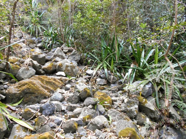 Il faut suivre des ravines caillouteuses ou traverser quelques pierriers assez stables