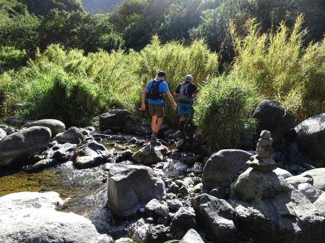 Passage d'un gué avant de remonter un peu la rivière