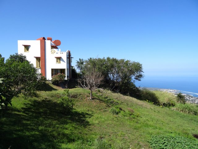 Impossible de manquer la Maison Cadeau à la fin du Chemin Boyer