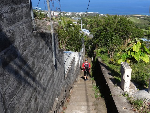 Multiples petites allées de raccourci vers les Avirons