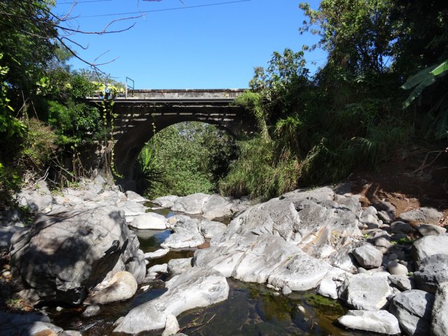 Petite incursion dans la ravine pour voir la minuscule cascade et son bassin
