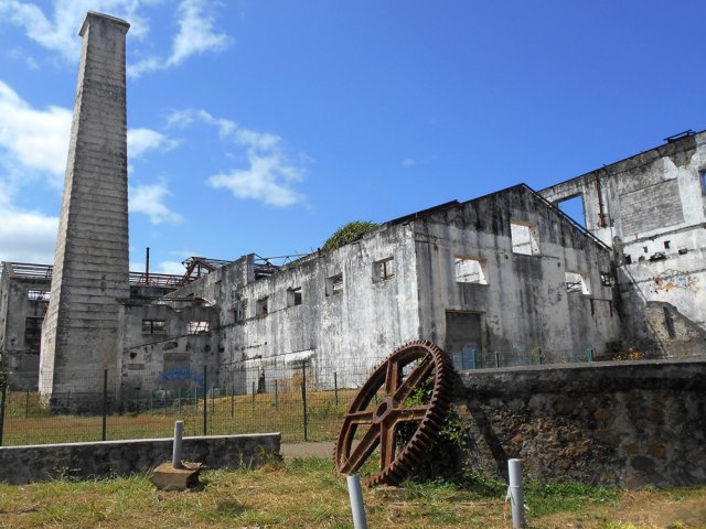 L'immense usine de Vue-Belle dont la haute cheminée se voit de très loin