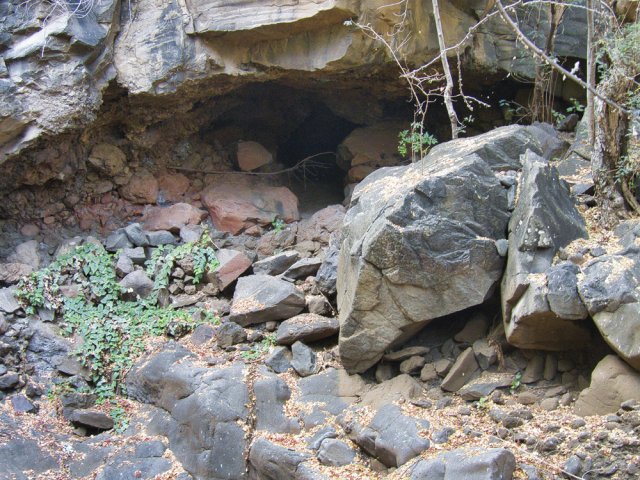 Passage de la ravine au fond rocheux près d'une cascade à sec