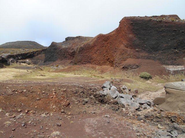 Le cratère 2342 en bordure de piste
