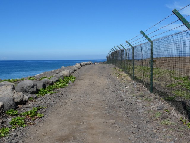 La piste à la fin de la clôture de l'aéroport