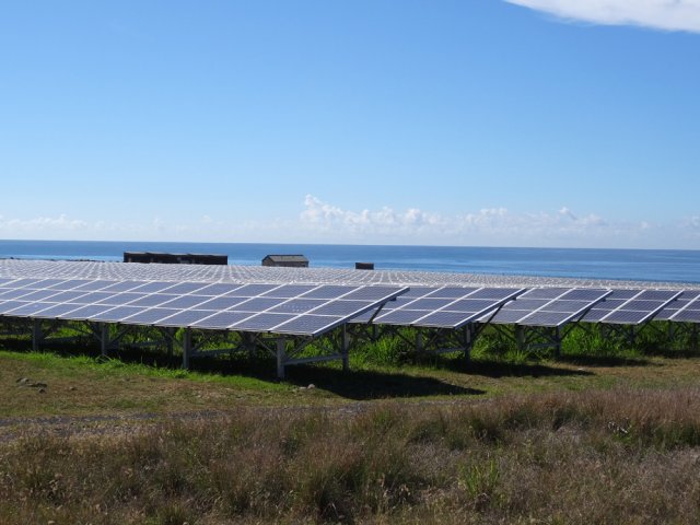 On frôle une des nombreuses fermes photovoltaïques de la zone
