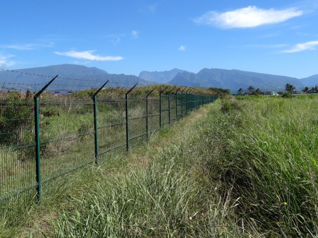 Les barbelés longeant les installations militaires du RPIMa.