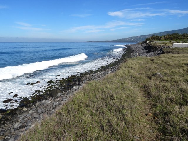 La plage est surtout recouverte de galets
