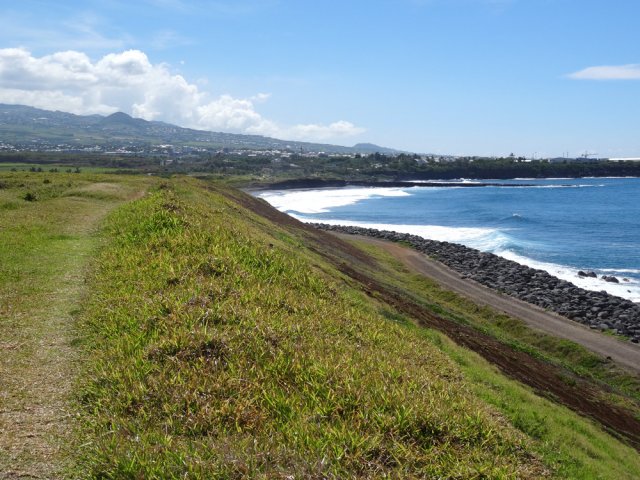 La piste et le sentier en direction de Saint-Pierre