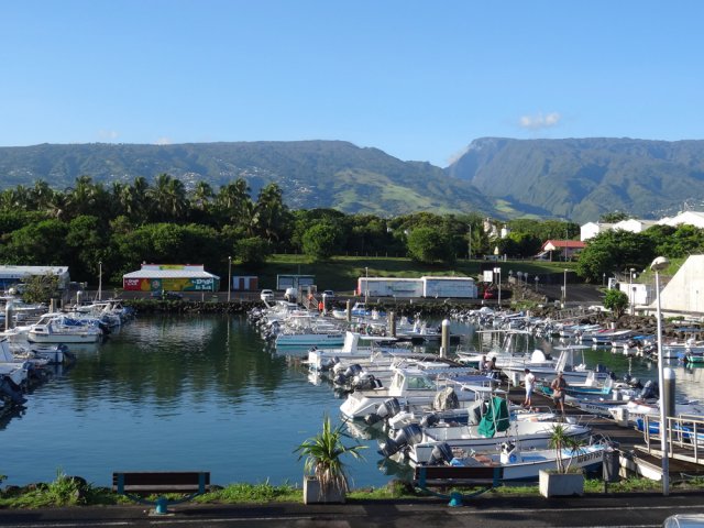 Le port de Sainte-Marie depuis la digue qui protège de l'océan