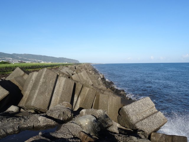 Les mêmes blocs, difficiles à renverser mais les vagues y parviennent quand même