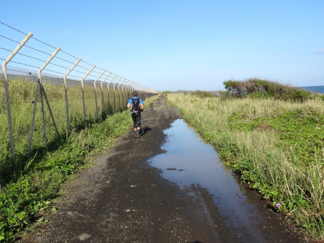 La piste qui longe les installations de l'aéroport