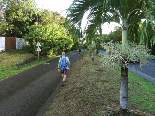 On marche toujours au plus près de la route principale