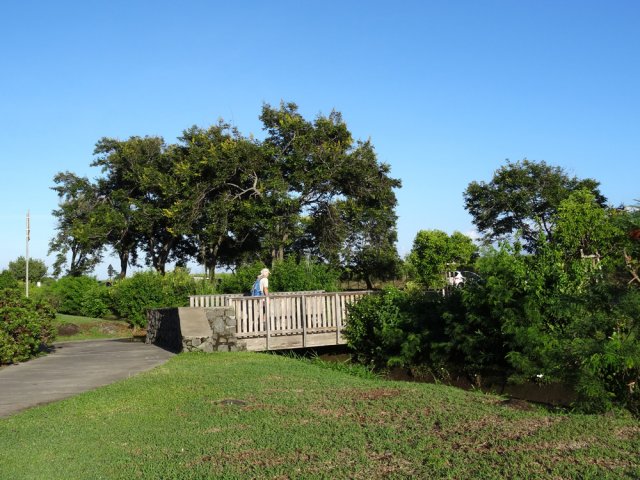 La passerelle en direction du port de Sainte-Marie