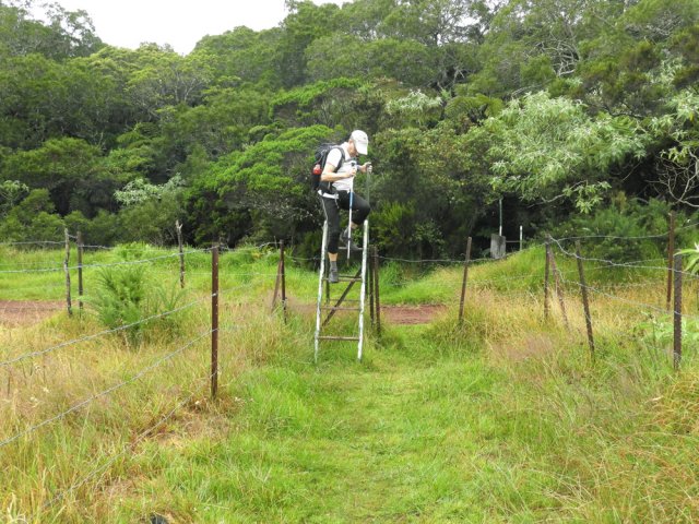 Deux échelles permettent de traverser la piste rouge sans abîmer les clôtures