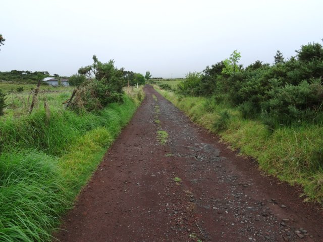 La fin du trajet s'effectue sur une piste de terre rouge