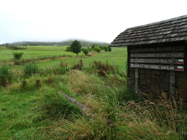 Le parking au croisement du GRR2 et de sa variante vers le Piton de la Plaine des Cafres