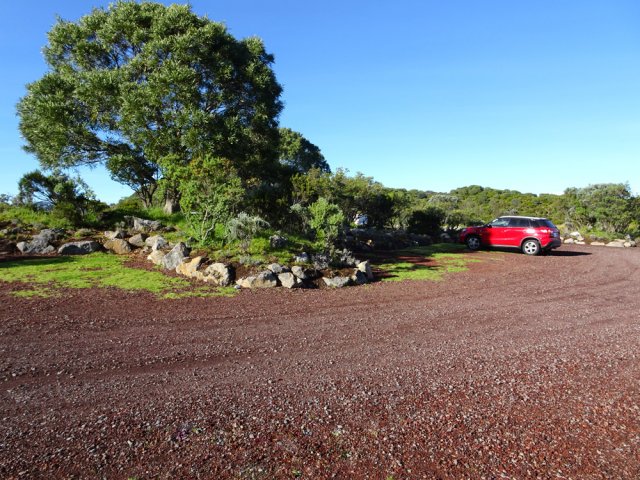 Vaste parking pour les randonneurs vers le Nez de Boeuf
