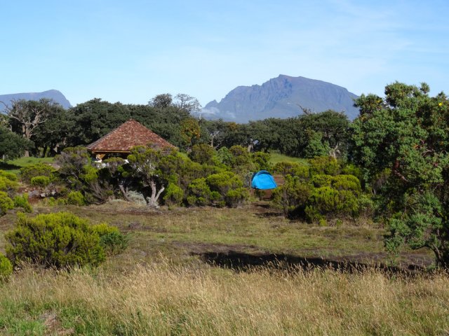 Un kiosque spécialement aménagé pour recevoir une chaise roulante