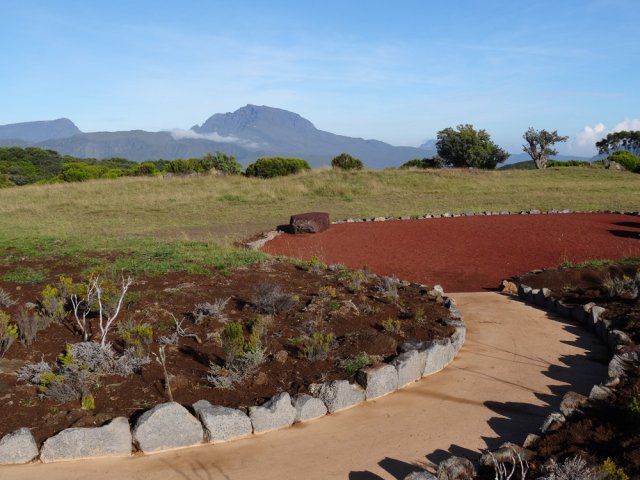 Une aire avec banc de pierre pour admirer le Piton des Neiges