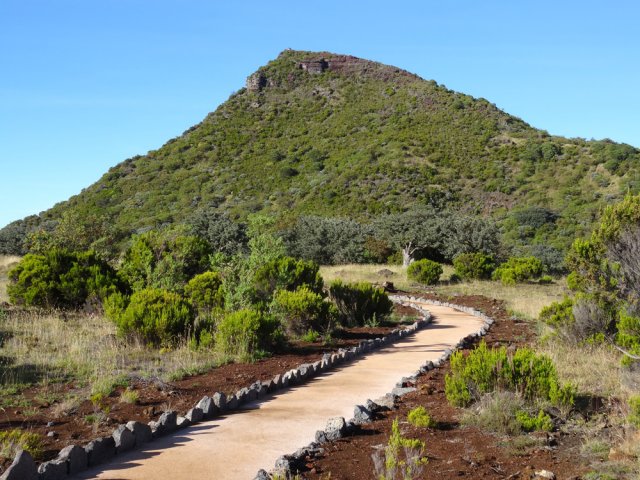 D'ici, on aperçoit les randonneurs au sommet du Nez de Bœuf