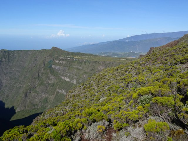 Du petit parking part un sentier qui amène au bord