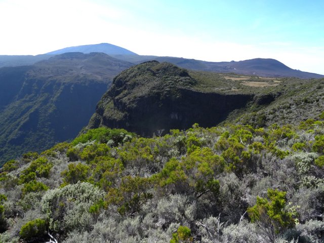 Le Plateau des Basaltes ne peut cacher le Chisny et la Fournaise à l'horizon