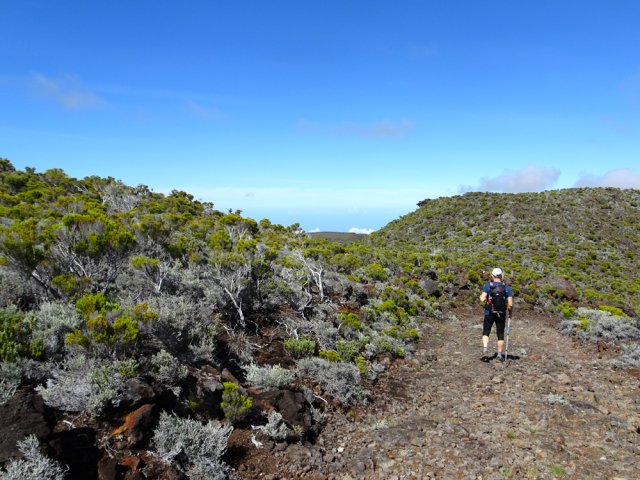 La piste effectue un grand détour par la gauche