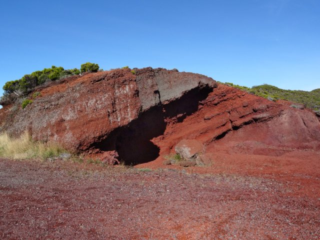 Pour éviter la route, reprendre le sentier en face de ce petit cratère