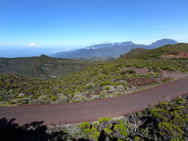 Le sentier passe à quelques mètres seulement de la route forestière du Volcan