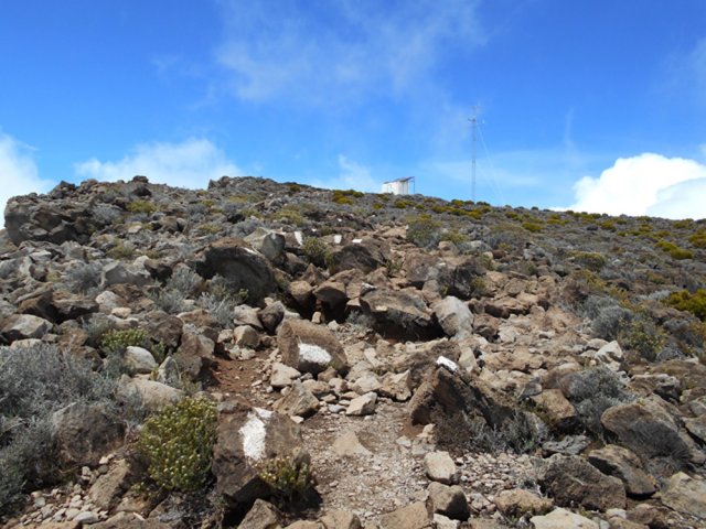 On s'éloigne de l'antenne du Grand Bénare dans les cailloux